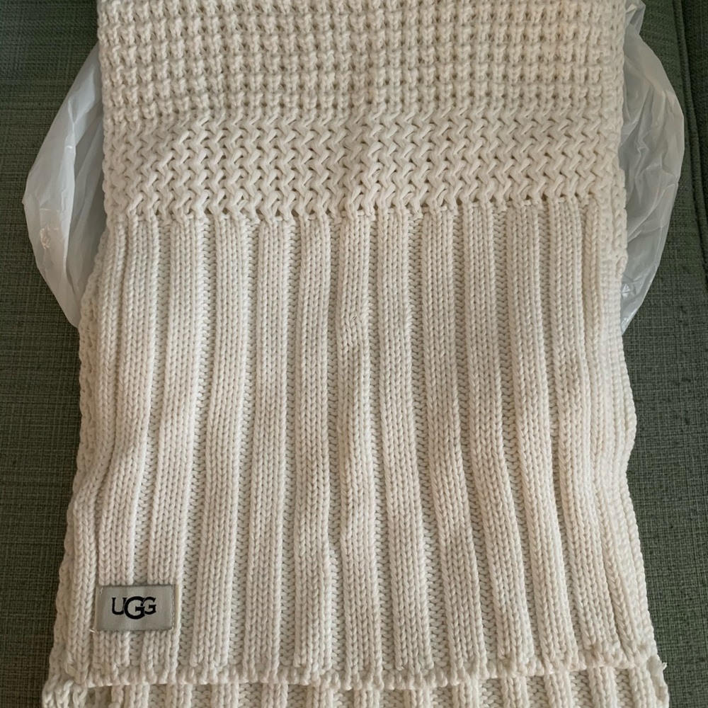 Amazingly Soft UGG Cardi Scarf Ivory. Brand New!